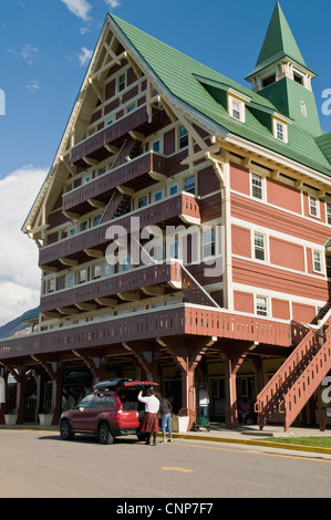 Canada, le parc national des Lacs-Waterton. Les travailleurs de l'hôtel Prince de Galles historique porte des kilts. Banque D'Images