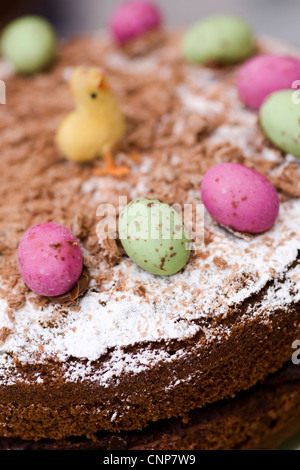 Un gâteau au chocolat décoré avec des oeufs de Pâques mini célébrations. Banque D'Images