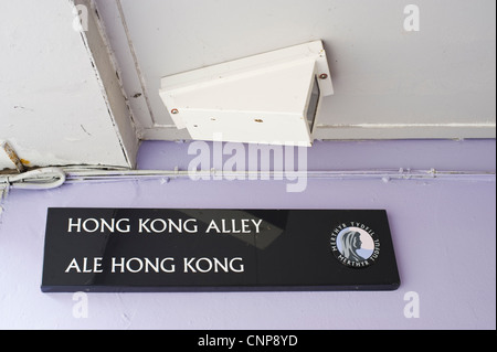 HONG KONG ALLEY Gallois bilingue anglais street sign avec caméra de surveillance dans la région de Merthyr Tydfil, South Wales UK Banque D'Images