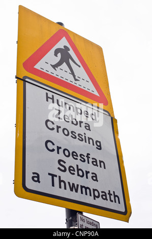 Signes drôle drôle ZEBRA CROSSING BOSSE Gallois bilingue anglais street sign dans Merthyr Tydfil South Wales UK Banque D'Images