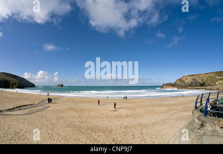 Portreath beach à Cornwall UK, l'extrême grand angle de vue. Banque D'Images