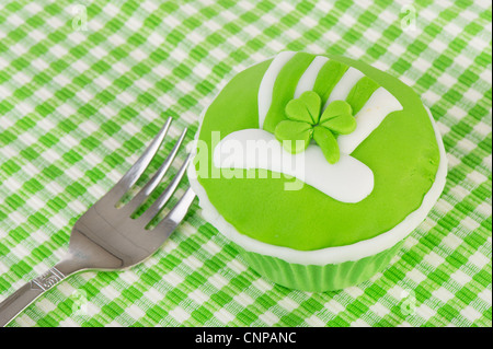 Cupcake vert pour la St Patrick day avec la fourchette Banque D'Images