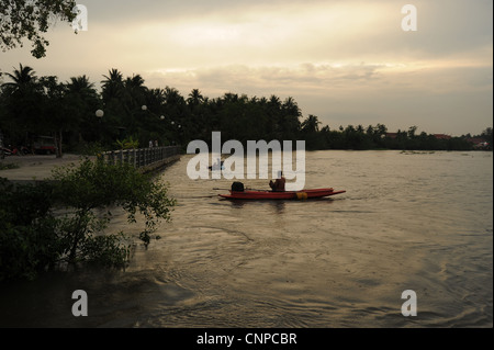 Pêcheur la pêche de langoustines , coucher de soleil sur la rivière Mae Klong , Amphawa, Samut Sakhon, Thaïlande Banque D'Images