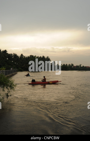 Pêcheur la pêche de langoustines , coucher de soleil sur la rivière Mae Klong , Amphawa, Samut Sakhon, Thaïlande Banque D'Images