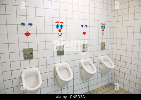 Friendly d'urinoirs à l'atelier de verre Joska, Bodenmais, Allemagne. Banque D'Images