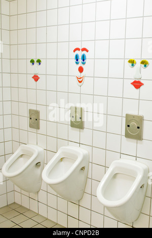Friendly d'urinoirs à l'atelier de verre Joska, Bodenmais, Allemagne. Banque D'Images