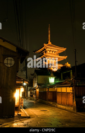 Kyoto rural rues la nuit dans la partie orientale de la ville avec la pagode illuminée 3store background Banque D'Images