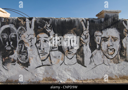 Les jeunes Tunisiens qui participaient à la révolution a organisé une exposition de la révolution dans un club de jeunes. Banque D'Images