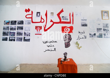 Les jeunes Tunisiens qui participaient à la révolution a organisé une exposition de la révolution dans un club de jeunes. Banque D'Images