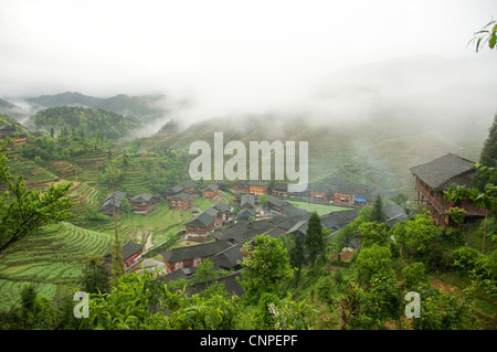 Parmi les nuages et village Yao rizières en terrasses Banque D'Images