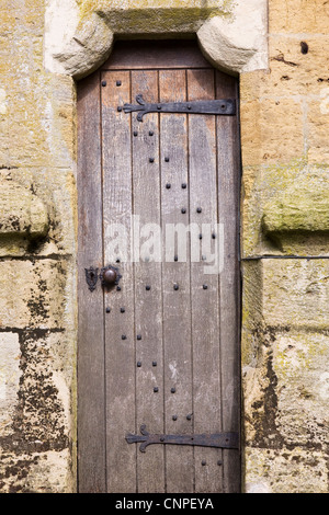 Porte en bois, l'église St. Edwards, Stow on the Wold, Gloucestershire, Royaume-Uni Banque D'Images