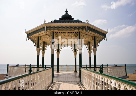 Le kiosque victorien restauré récemment sur le front de mer de Brighton England UK. Banque D'Images