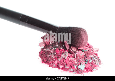 Ombres à paupières mixte avec brosse isolé sur fond blanc Banque D'Images