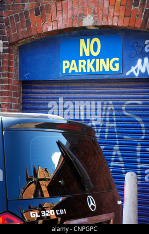 Mercedes suv garé à travers le no parking sign en face de l'entrée de garage à Belfast en Irlande du Nord UK Banque D'Images