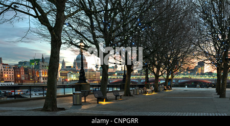 Vue de la ville de Londres à l'aube de la Queen's Promenade, rive sud de la Tamise avec en premier plan et la Cathédrale St Paul Banque D'Images