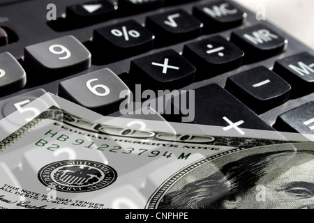 One hundred dollar bill sur une calculatrice noir Banque D'Images