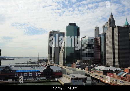 Vue sur le ciel d'automne, du pont de Brooklyn, le Pier 17, port de FDR Drive, Lower Manhattan, quartier des gratte-ciel, New York Banque D'Images