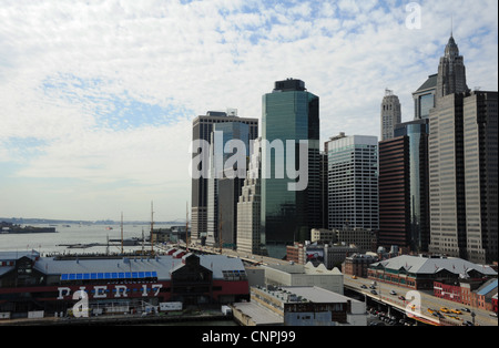 L'automne, à partir du pont de Brooklyn, le Pier 17, la FDR Drive, Lower Manhattan, quartier des gratte-ciel, New York Banque D'Images