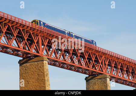 Un train sur le Forth Rail Bridge, près d'Édimbourg, Écosse. Banque D'Images