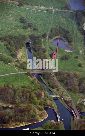 Les Dudley n° 2 Canal à l'entrée sud de tunnel à Netherton Moulin Fin Junction en 2003 Banque D'Images