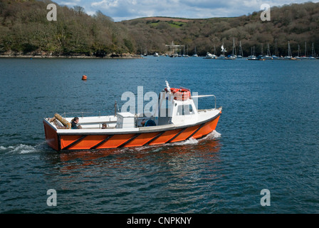 Petit bateau-taxi sur la rivière. Banque D'Images