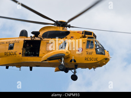 Un hélicoptère de sauvetage de la Royal Air Force sur l'Hoe de Plymouth, au décollage. Banque D'Images