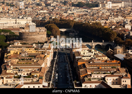 Le Castel Sant'Angelo, Rome, paysage urbain et vu de St Peter's Banque D'Images