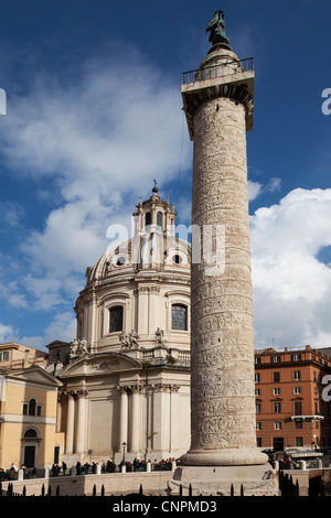 Colonne de Marc-aurèle, Rome, journée ensoleillée avec ciel bleu et l'église en arrière-plan Banque D'Images