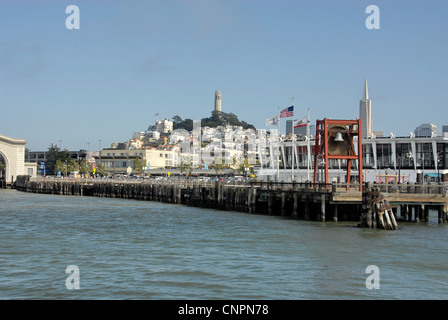 Vue de la Coit Tower et de Telegraph Hill de Fisherman's Wharf à San Francisco, Californie, USA Banque D'Images