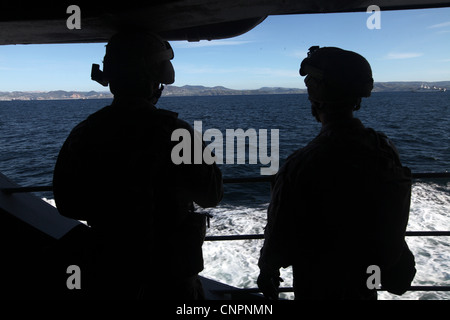 Marines avec le 2e peloton, Charlie Company, Bataillon Landing Team 1er Bataillon, 2e Régiment Marine, 24e corps expéditionnaire Marine, assure la sécurité du navire pendant les opérations de la Force opérationnelle amphibie, le 20 avril 2012, alors que le navire navigue à travers le détroit de Gibraltar. Le 24e MEU, en partenariat avec le groupe Iwo Jima amphibie Ready de la Marine, est actuellement déployé comme réserve de théâtre et force de réponse aux crises capable d'effectuer diverses missions, des opérations de combat à grande échelle à l'aide humanitaire et aux secours en cas de catastrophe. Banque D'Images