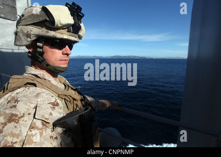 CPL lance Kyle Scales, un chef d'équipe d'incendie avec le 2e peloton, Charlie Company, Bataillon Landing Team 1er Bataillon, 2e Régiment maritime, 24e corps expéditionnaire maritime, assure la sécurité du navire pendant les opérations de la Force opérationnelle amphibie, le 20 avril 2012, alors que le navire navigue dans le détroit de Gibraltar. Le 24e MEU, en partenariat avec le groupe Iwo Jima amphibie Ready de la Marine, est actuellement déployé comme réserve de théâtre et force de réponse aux crises capable d'effectuer diverses missions, des opérations de combat à grande échelle à l'aide humanitaire et aux secours en cas de catastrophe. Banque D'Images