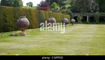 [Le château de Hever] parc pierre vase grass bush Banque D'Images