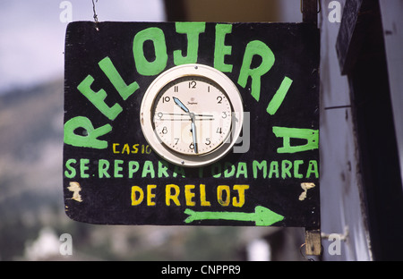 Watch repair shop sign in Ayacucho, Peru. Banque D'Images