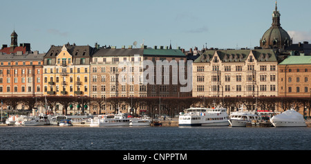 Vue d'un boulevard, Strandvägen Östermalm sur dans le centre de Stockholm, en Suède, à bord de l'Waxholm III. Banque D'Images