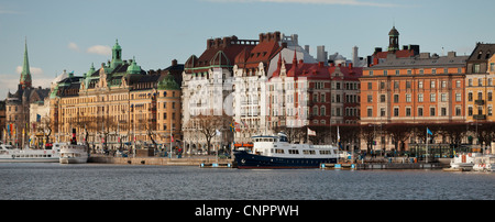 Vue d'un boulevard, Strandvägen Östermalm sur dans le centre de Stockholm, en Suède, à bord de l'Waxholm III. Banque D'Images