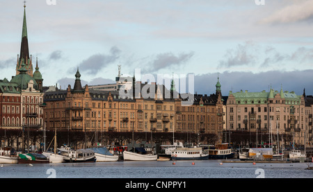 Vue d'un boulevard, Strandvägen Östermalm sur dans le centre de Stockholm, en Suède, à bord de l'Waxholm III. Banque D'Images