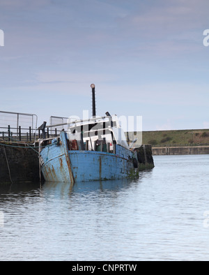 Bateau de pêche en partie submergé dans le port de Bristol Banque D'Images