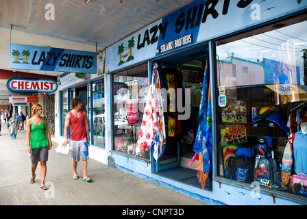 Les touristes du shopping dans la rue principale, Nadi, Fidji Banque D'Images