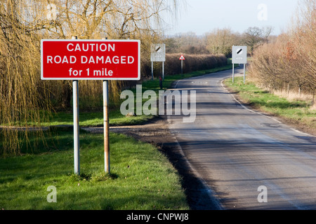 Route de campagne entre Hannington et Kempsford avec mention : "PRUDENCE ROAD pour 1 mile' ENDOMMAGÉ Banque D'Images