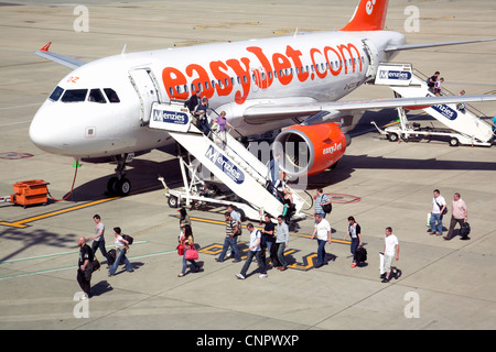 Les passagers d'un avion Easyjet, l'aéroport de Stansted Essex UK Banque D'Images