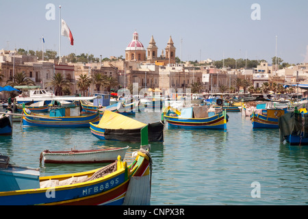 Les bateaux de pêche colorés traditionnels (Luzzus) dans le port, Marsaxlokk, Malte europe Banque D'Images