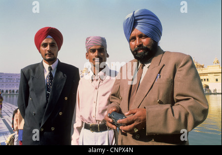 Trois hommes sikhs au Golden Temple à Amritsar, en Inde. Principal lieu de culte pour ceux qui professent la religion Sikh. Banque D'Images