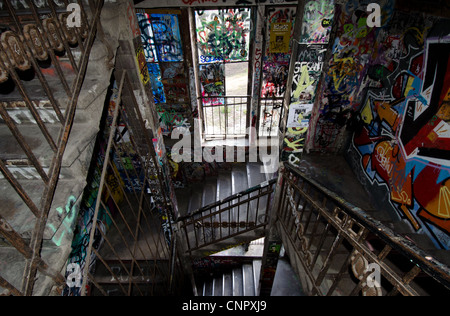 Escalier couvert de graffitis dans Kunsthaus Tacheles art centre à Berlin Banque D'Images