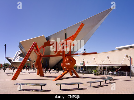 Lao Tseu Orange la sculpture à Acoma Plaza Denver avec Denver Art Museum Bâtiment derrière Hamilton Banque D'Images