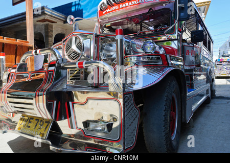 Jeepney Philippines colorés voiture sur mesure van avec de faux étoile Mercedes - Puerto Galera Sabang Mindoro oriental Asie Philippines Banque D'Images