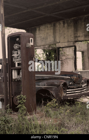 Vieille voiture rouiller loin à une station d'essence abandonnés dans le centre du Texas Banque D'Images