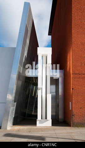 Porte avant de la 42e Rue, la charité. 4Rs Salford-manchester, 4Rs Salford-manchester Street, Manchester, Angleterre, Royaume-Uni. Maurice Shapero, 2012. Banque D'Images