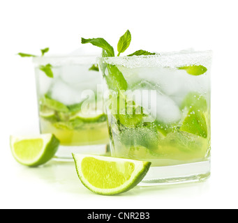 Mojito froid verre, verre d'alcool isolated over white background, menthe fraîche et citron tranche de fruits, de l'alimentation still life Banque D'Images