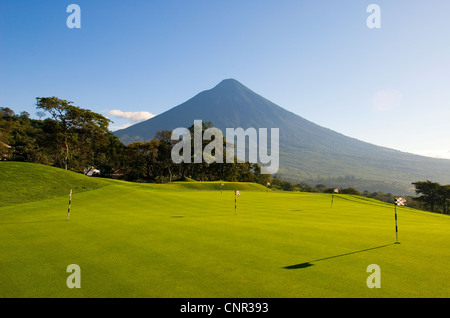 La mise à feu vert de golf Maya dans La Reunion Antigua Golf Resort & Residences avec volcan Agua en arrière-plan. Banque D'Images