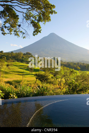 Une villa à Antigua La Reunion Golf Resort & Residences avec piscine à débordement et vue sur le volcan Agua. Banque D'Images